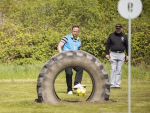 Reifenhindernis beim Fussballgolf